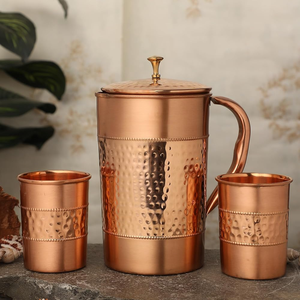 Pichet en cuivre au design martelé personnalisable, le plus vendu, avec un ensemble de deux verres, accessoires de cuisine en verre et cuivre - Product Image 2