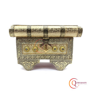 Coffre exquis pour bijoux chéris et design floral luxueux idéal pour la décoration de la maison cadeau donnant et protégeant des articles - Product Image 2