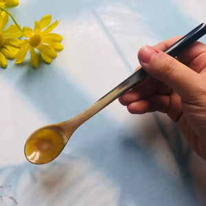 Cuillère en corne naturelle Vaisselle élégante et écologique par crescent crafts - Product Image 5