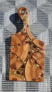 Planche à découper en résine pure, conçue avec une artisanat de qualité supérieure pour une utilisation en cuisine de luxe et une présentation de table unique. - Product Image 2