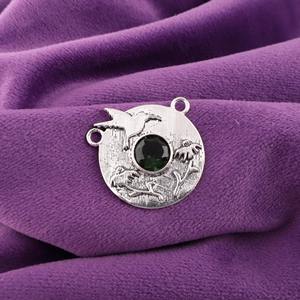 Médaillon argenté texturé avec pierre précieuse tourmaline verte taille ronde et colibris gravé pour occasions spéciales et tenues de soirée - Product Image 3