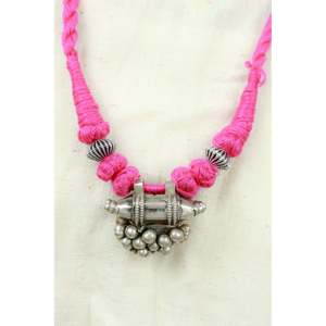 Collar Tridha Tribal Tabeej de Plata 925 con Dori Rosa, Joyería Cultural Coleccionable - Product Image 2