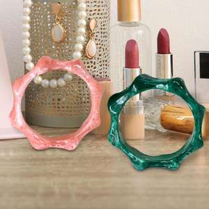 Brazaletes de resina hechos a mano para mujer, brazaletes de resina de diseñador para fiestas, brazaletes de resina coloridos para uso diario - Product Image 1