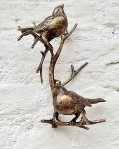 Figura de pájaros de bronce sentados en el maletero escultura decorativa y pieza de exhibición perfecta para la decoración del hogar y el jardín - Product Image 1