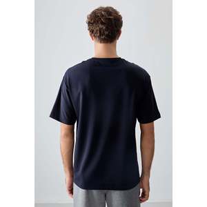 เสื้อยืดพิมพ์ลายผ้าฝ้ายผสมเนื้อนุ่มทรงโอเวอร์ไซส์สีน้ำเงินกรมท่าสำหรับผู้ชาย Air Jones - ผ้าหนา ใส่สบายๆ - Product Image 5