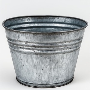 Maceta galvanizada hecha a mano con acabado rústico diseñada para un estilo de jardín de lujo que brinda un toque antiguo al aire libre e interior - Product Image 6