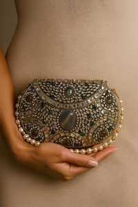 กระเป๋าคลัทช์เมทัลลิกสุดหรูสำหรับผู้หญิง เหมาะสำหรับงานปาร์ตี้ยามเย็น ดีไซน์โดดเด่นพร้อมสายสะพายโซ่สุดอินเทรนด์ - Product Image 5