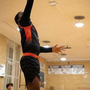 Ensemble de maillots de basket-ball personnalisés en polyester respirant pour hommes avec uniforme imprimé et logo Vêtements de sport pour garçons - Product Image 4