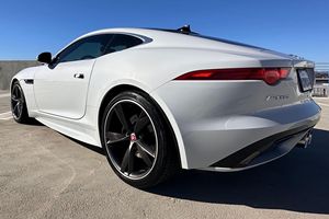 F-Type S Coupé Usado, Motor V6 Supercargado de 380 hp - Product Image 4