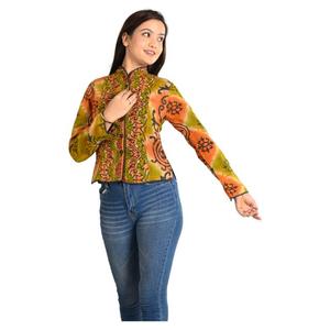 Chaqueta corta Kantha de algodón vintage ligera reversible, estilo bohemio hecho a mano para mujer, chaqueta sostenible y elegante - Product Image 4