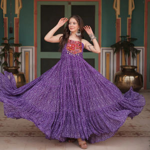 Exclusivo Navratri Wear Indian Boutique Elegante y elegante Vestido de calidad premium Precioso Impresionante Llamativo Vestido más moderno - Product Image 1