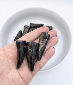 Botón de Palanca de Cuerno de 2 Orificios Resistente, Suministro al por Mayor para Fabricantes de Ropa - Product Image 1