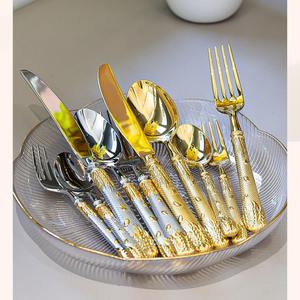 Juego de Cubiertos de Madera con Textura Vintage, Servicio de Cubertería Dorada y Plateada, Patrón en Relieve de Lujo, Ecológico para Bodas - Product Image 5