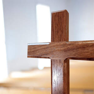 Crucifix rustique en bois poli croisé fait à la main pour les pratiques religieuses chrétiennes et les cadeaux pour la décoration spirituelle de la maison - Product Image 2