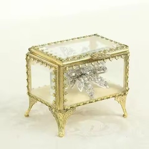 Caja de Anillos de Vidrio con Acabado de Cobre, Forma Hexagonal, Borde Transparente para Empaque de Aretes, Joyas y Bisutería - Product Image 3