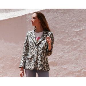 MARACAIBO Blazer long en tricot noir avec broderie et décoration de boutons Costumes d'affaires de style solide - Product Image 2