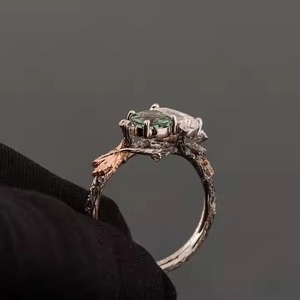 Anillo de compromiso de oro rosa de dos piedras con diamante cultivado en laboratorio en forma de pera, turmalina verde menta con diseño de hoja de arce ramita - Product Image 5