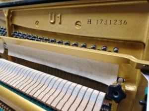 Piano droit d'occasion Yamaha U1H, entretenu et accordé avec expertise, qualité garantie. Piano d'occasion de qualité, choix idéal. 1731236 - Product Image 6