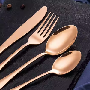 Juego de cubiertos de metal de lujo de oro rosa de 4 perfectos para fiestas y cenas elegantes - Product Image 3