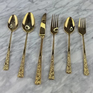 Ensemble de couverts en or plaqué de qualité supérieure avec motif floral, parfait pour les dîners formels, la décoration de la maison, le style de table et les événements, en provenance d'Inde - Product Image 1