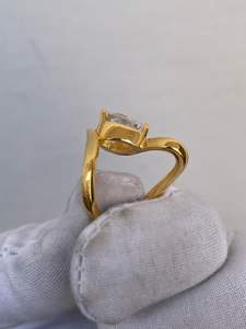 Anillo de Compromiso y Boda para Mujer, Plata de Ley 925, Chapado en Oro de 14k, con Moissanita de 4 Gramos y Engaste de Garras, de Lujo - Product Image 3