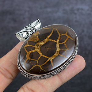 Colgante Ovalado de Piedra Natural con Efecto Agrietado, Aleación Metálica Antigua Bañada en Plata, Joyería Vintage Hecha a Mano, Estilo Bohemio, Regalo Unisex, Amor - Product Image 3