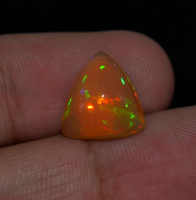 Gema Natural de ópalo Etíope para cabujones, piedra preciosa suelta de fuego llamativo, lote a granel, forma Triangular