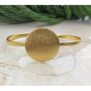 Bracelets classiques faits à la main en laiton plaqué or, style élégant avec design classique - Product Image 1