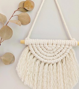 Décoration murale en macramé blanc élégant, décoration murale en fibre pour les intérieurs d'inspiration bohème et la décoration esthétique douce, fabriquée à la main en Inde - Product Image 2