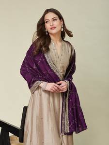 Costume Anarkali traditionnel brodé avec pantalon et dupatta assortis - Product Image 2