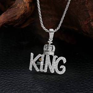 Colgante Hip Hop King Letter Hecho en oro blanco de 10kt y diamantes de moissanita de corte brillante redondo para unisex - Product Image 4