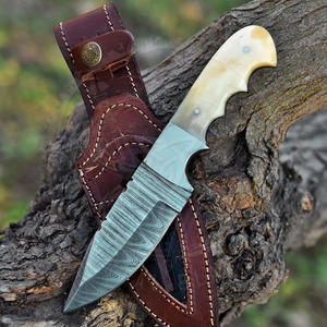 Cuchillo de Camping de Hoja Fija de Acero de Damasco Hecho a Mano con Funda de Cuero, Perfecto para Caza al Aire Libre - Product Image 1