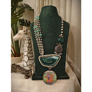 Collar de Piedra Pichwai con Diseños Tribales, Joyería Cultural Coleccionable - Product Image 2