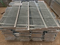 Marches d'escalier en acier abrasif antidérapant pour plateformes industrielles extérieures et escaliers métalliques