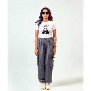 เสื้อเจอร์ซีย์ Lana Del Rey น่ารัก ใส่สบาย ระบายอากาศได้ดี ผลิตจากผ้าฝ้าย 100% ไซส์ XL ตกแต่งด้วยผ้าไหมพร้อมโลโก้ - Product Image 2