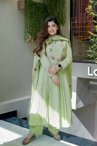 Elegante tela de seda pura de 2 colores Hermoso diseño de cuello Auto bordado Trabajo hasta el tobillo Anarkali con diseño de tendencia hacia adelante - Product Image 2