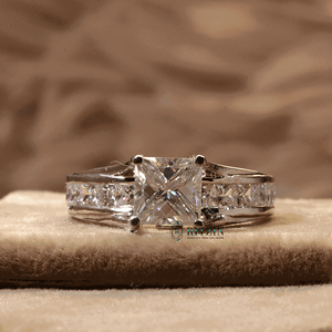 Bague de fiançailles avec diamant coupe princesse solitaire avec accent pour femme - Product Image 4