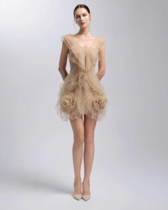 Robe courte en tulle à volants superposés de couleur nude inspirée de la couture avec des accents de roses 3D sculpturales, coupe en A, fabrication OEM ODM au Vietnam - Product Image 1