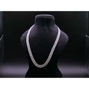 Cadena cubana de alta calidad con incrustaciones de circonitas, tono oro blanco, estilo frío y elegante. - Product Image 4