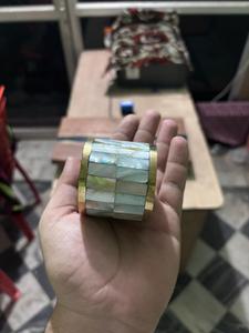 Élégant porte-serviettes en laiton avec incrustation de coquillages en nacre pour mariages - Product Image 4