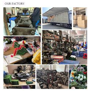 زهور ورد صناعية فردية عالية الجودة بالجملة، مصنوعة من القطيفة الحمراء الحريرية تبدو حقيقية لتزيين المنازل وحفلات الزفاف - Product Image 5