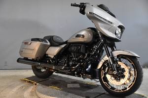 Harley-Davidson Usada del 2023 ®   CVO ™   Street Glide ®   FLHXSE disponible para la venta - Product Image 1