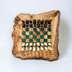 BOÎTE D'ÉCHECS EN BOIS ET RÉSINE PERSONNALISÉE DE HAUTE QUALITE Ensemble de jeu d'échecs Pièce d'échecs en résine de luxe rouge noir par Tayyab Handicraft - Product Image 1