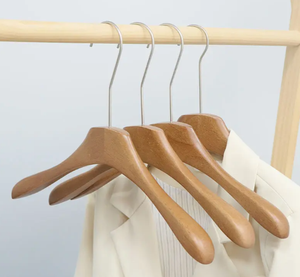 Cintre en bois de qualité supérieure personnalisable-conçu pour les vêtements pour adultes, prêt pour la boutique - Product Image 1