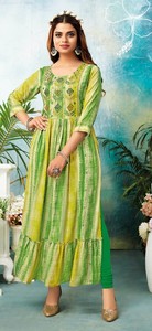 Nyra Cut Kurti ช้อปปิ้งออนไลน์อินเดีย,ผ้าเรยอนสำหรับงานหนักดีไซน์ใหม่งานปักด้วยมือพิมพ์และกระจก - Product Image 6