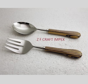 Cuillères de service à salade en acier inoxydable plaqué argent avec poignée en bois de type multiple Nouveaux outils de conception tendance Serveurs à salade - Product Image 1