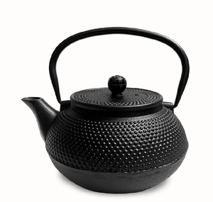 Tetera antigua de acero de hierro fundido floral negro-dorado con mango de cuerda, belleza atemporal disponible a precios al por mayor. - Product Image 2