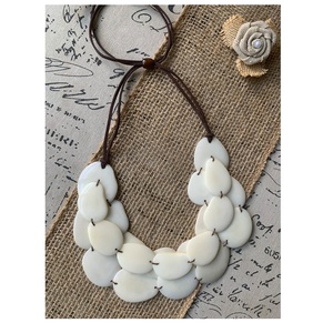 Collier de perles en résine pour femmes de luxe personnalisé fabriqué à la main de haute qualité poli avec de belles chaînes de mode en Inde - Product Image 1