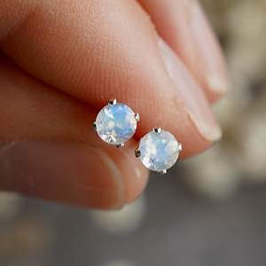 Boucles d'oreilles clous en pierre de lune arc-en-ciel, plaqué or 14 carats, argent sterling, bijoux en pierres précieuses, cadeau élégant pour femme, accessoire délicat - Product Image 5