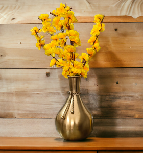 Jarrón metálico dorado hecho a mano, detalle de cuerda elegante, estilo de diseño costero para interiores modernos y arreglos florales vibrantes - Product Image 1